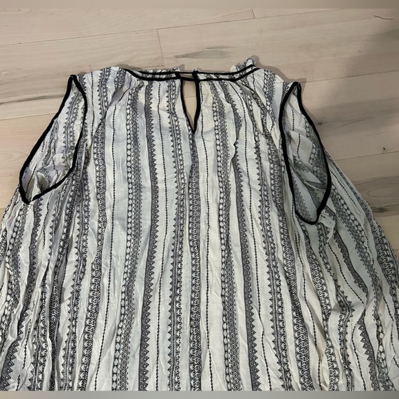 Jessica Simpson Cold Shoulder Top 2X - Picture 9 of 13
